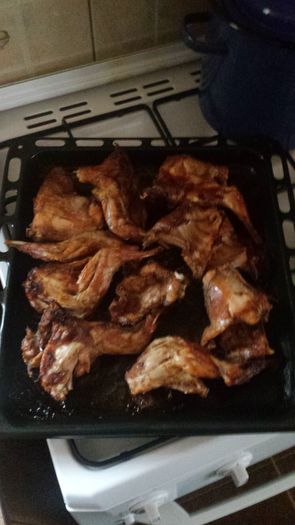 Iepure la cuptor.; 3 jumatati de iepure la cuptor. Partile din spate au devenit o pastrama delicioasa.
