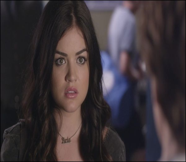 *il pune pe Ezra pe un scaun langa Cristi*