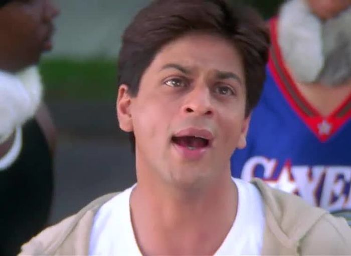 Aici suntem !*intra cu o sticla de sampanie si un kurtos in mana*