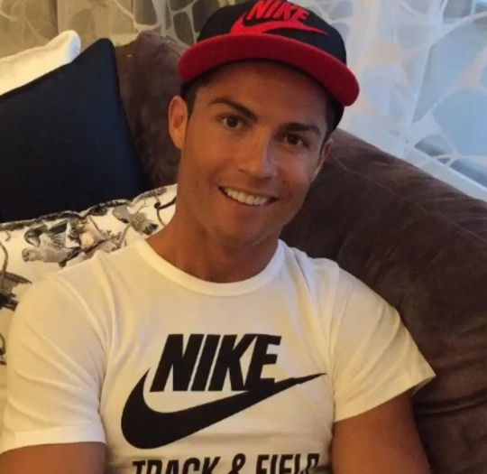 *il bufneste rasul si se uita la Ian*