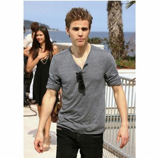 *se deplaseaza catre usa cu slow-motion* Eu ies .. dar tu tot fete faci . O sa-ti umpli casa numai; de p;z asculta bine ce zice fratele tau aici...eu sunt noul Nostradamus
