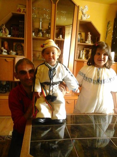 Iustin-Emanuel; eu, tata si Teo pregatiti de mers la biserica de Sf. Paste
