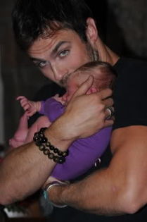 * o ia pe Irina in brate * Hai nu mai plange..pleaca fa Ileano cu jucariile tale de-aici