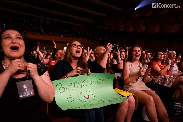7. Se gandeste si la fanii care nu pot ajunge la concertele lui si posteaza imagini cu show-ul; pe Instagram
