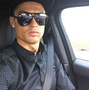 *porneste* Tie iti da mesaje Cristina ca ii e dor de tine..si uite ce mesaje primesc eu de la Maria; *ii da telefonul sa citeasca ; porneste manele la maxim*=))
