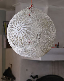 rustic-lace-lamp; lucruri hand made ingenioase poate ceva va este de folos !
