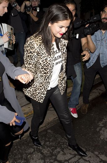 selena-gomez-style-leaving-the-nice-guy-restaurant-in-west-hollywood-july-2015_1