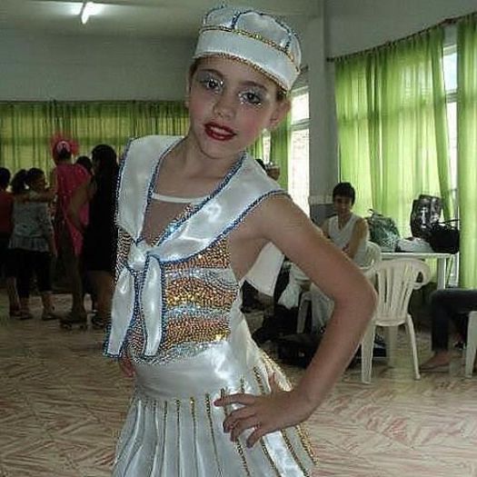 vio in costum alb - Violetta cand era mica