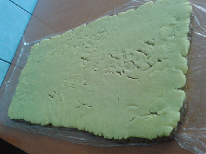 Biscuiți cu cacao-rom, vanilie si umplutura vișine - 4; Se întind foi egale si se suprapun
