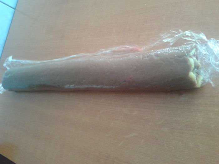 Biscuiți cu cacao-rom, vanilie si umplutura vișine - 7; Se rulează si se da la rece 30 minute, apoi se taie felii de 0,5 cm, se pun in tava si se coc 20-25 minute sau pana se maronesc putin
