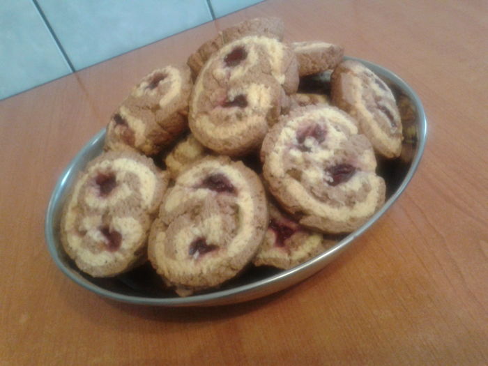 Biscuiți cu cacao-rom, vanilie si umplutura vișine - 9