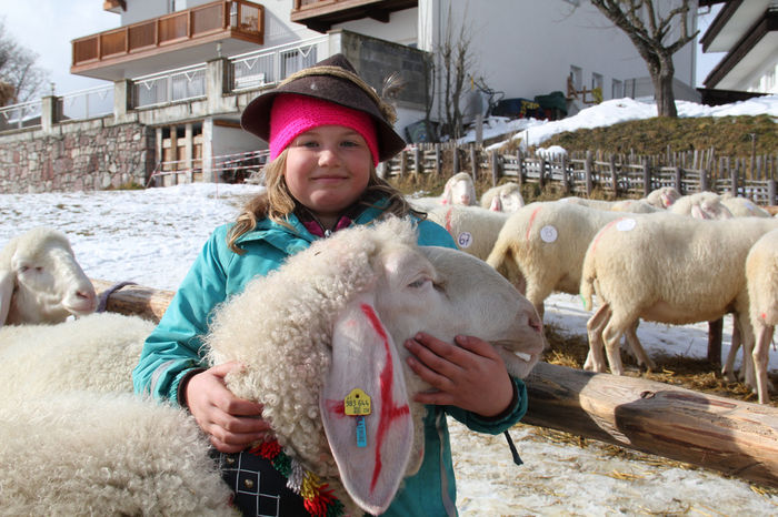 Fetita bucuroasa cu oaia