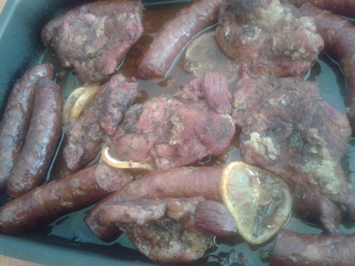 Cârnați si friptura de porc cu lămâie, sos de soia si plante aromatice - Culinar 3