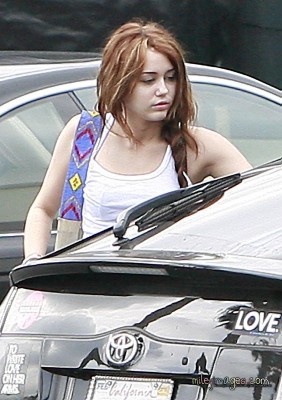 normal_002 - miley Arriving at a Studio in Hollywood