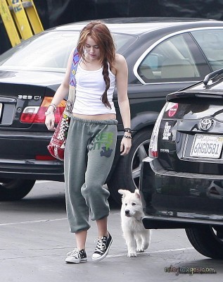 normal_004 - miley Arriving at a Studio in Hollywood