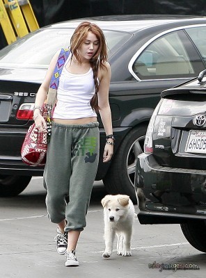 normal_005 - miley Arriving at a Studio in Hollywood