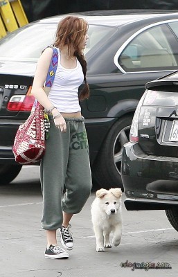 normal_007 - miley Arriving at a Studio in Hollywood