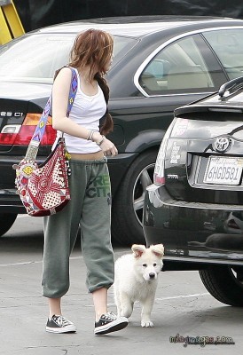 normal_008 - miley Arriving at a Studio in Hollywood