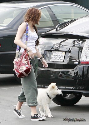 normal_009 - miley Arriving at a Studio in Hollywood