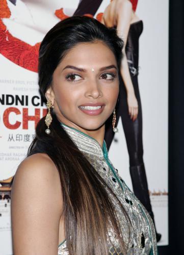 Chandni-Chowk-to-China-Premiere-in-NY_1 - Deepika Padukone si Ayesha Takia