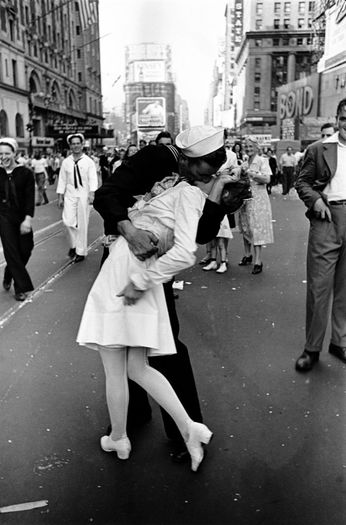 Alfred Eisenstaedt; Times Square-New York
