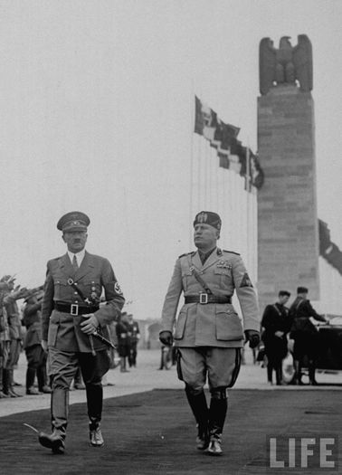 Alfred Eisenstaedt 1933; intilnirea dintre Adolf Hitler si Benito Mussolini in Italia,1933
