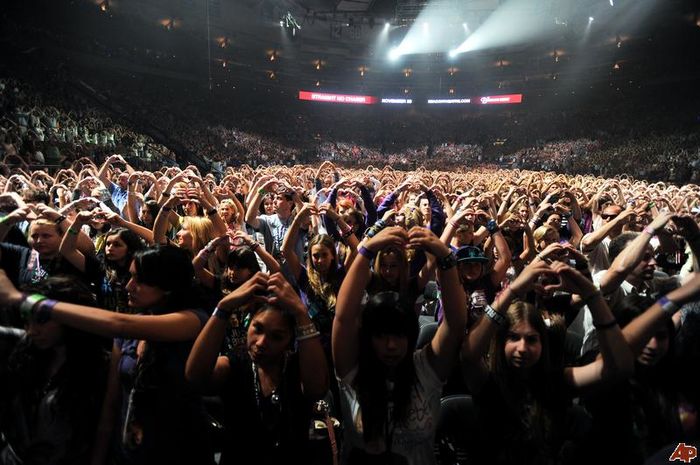 Il iubim pe Justin pentru ca reuneste fani din toate colturile lumii la concertele lui