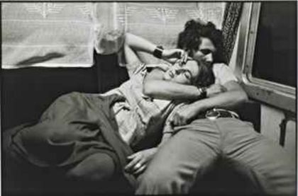 Henri Cartier-Bresson 1975; intr-un tren din Romania-1975
