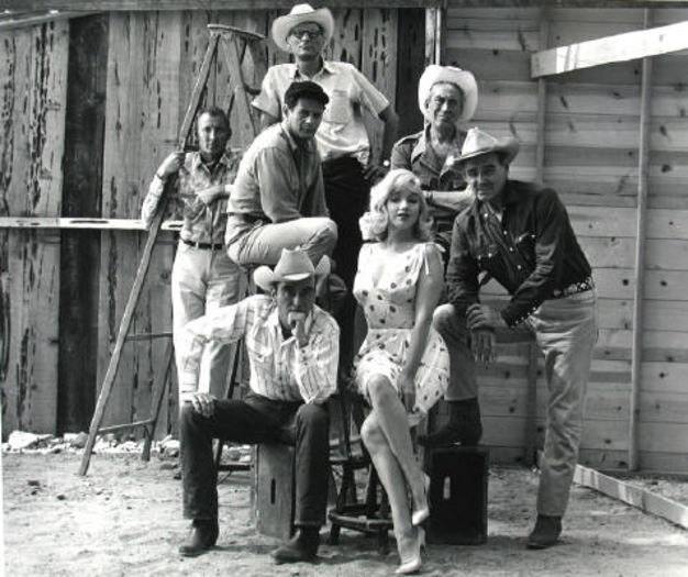 Elliott Erwitt  1960; Arthur Miller, Frank Taylor (producer), Ely Wallach, John Houston, Montgomery Clift, Marilyn Monroe si Clark Gable- Nevada, 1960
