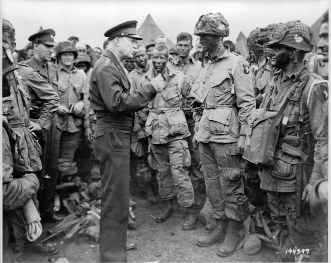 Robert Capa; General Dwight D. Eisenhower spunind: &quot;Full victory--nothing else&quot;undeva in Anglia,parasutistilor inaintea primului asalt in Europa,1944
