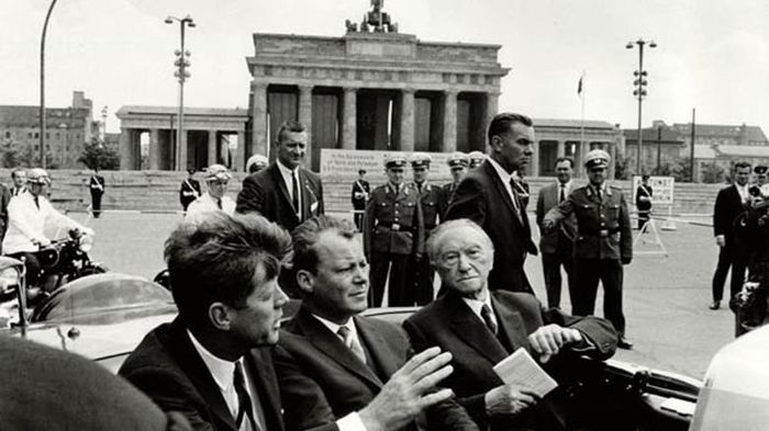 Will McBride 1963; John F. Kennedy -26 iunie1963 la Poarta Brandenburger
