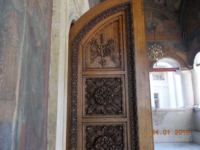 Ușă de lemn masiv sculptată