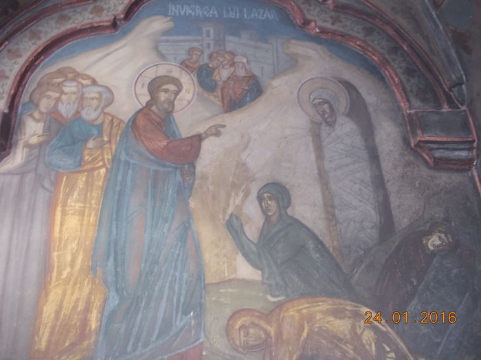 Învierea lui Lazăr pictură murală; Se află la intrarea în bisercă.

