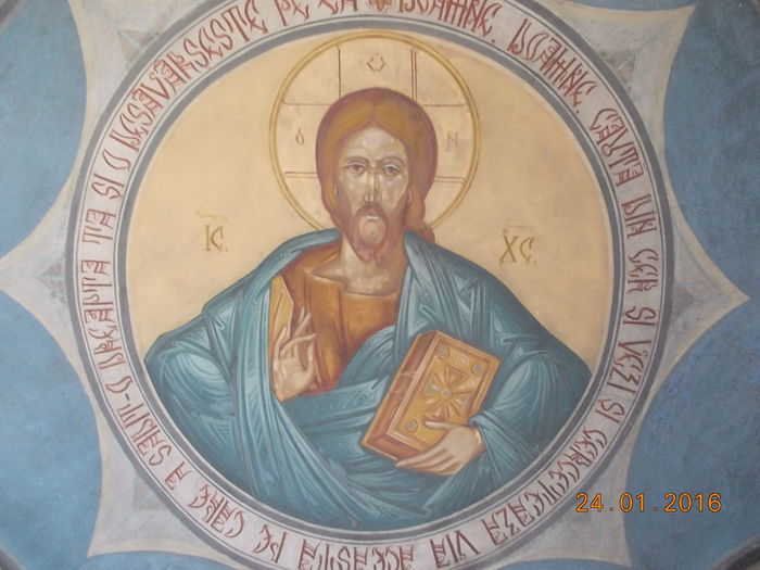 Isus Hristos pictură murală; Se află situată la intrarea în biserică
