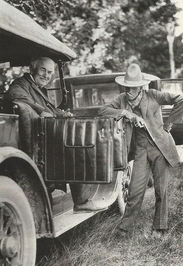 Thomas Edison (stinga) si Henry Ford - fotografii inedite din istorie