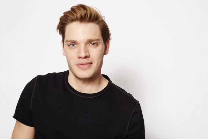 ♥ (8) - Dominic Sherwood