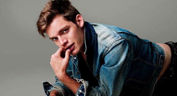 ♥ (12) - Dominic Sherwood