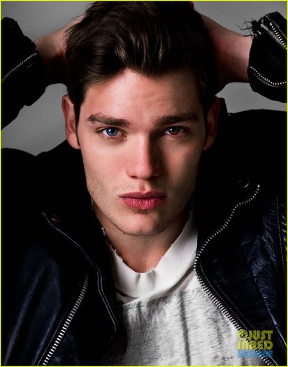 ♥ (15) - Dominic Sherwood