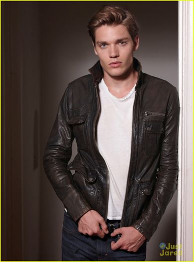 ♥ (19) - Dominic Sherwood