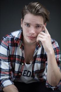 ♥ (23) - Dominic Sherwood