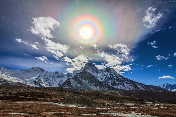 Soarele peste muntii Himalaya
