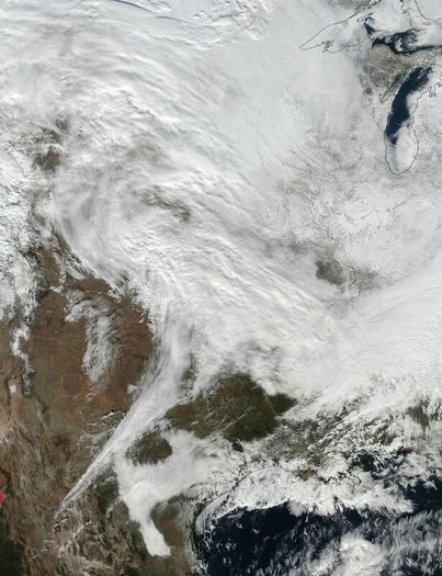 S.U. A. Furtuna de zapada pe coasta de est; Imagine facuta de satelit
