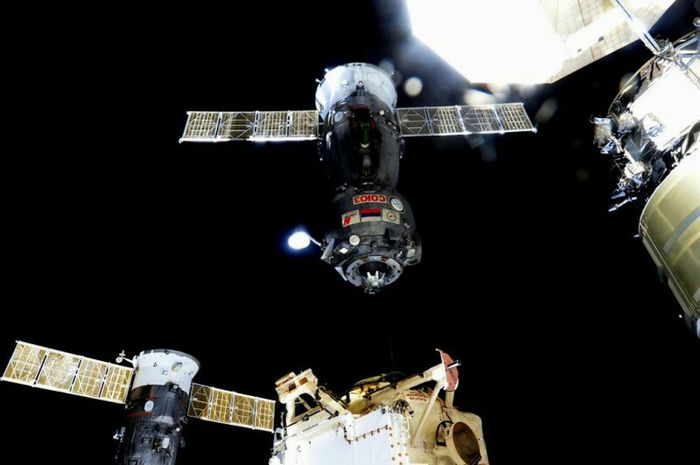 Misiunea Soyuz 46; Soyuz andocheaza SSI.
