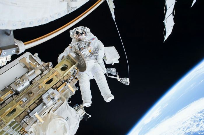 Astronaut Tim Kopra SSI; Astronautul Tim Kopra executa lucrari de intretinere a Statiei Spatiale Internationale. 22.12.2015
