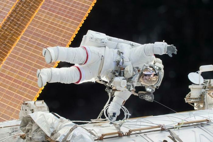 Astronaut Scott Kelly SSI; Scott Kelly executand lucrari de intretinere a SSI. 22.12.2015
