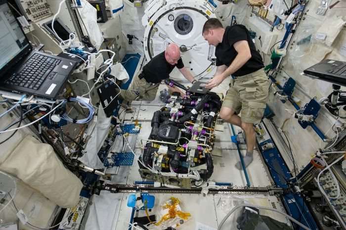 SSI; Astronauti muncind la bordul Statiei Spatiale Internationale
