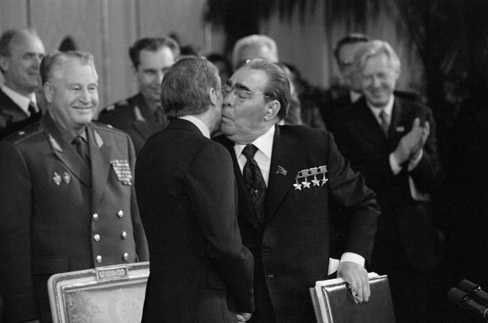 Soviet leader Brezhnev plants a kiss on the cheek of President Jimmy Carter, 1979 - quelque chose