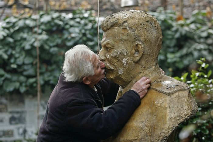 Ushangi Davitashvili kissed a bust of Soviet dictator Josef Stalin - quelque chose
