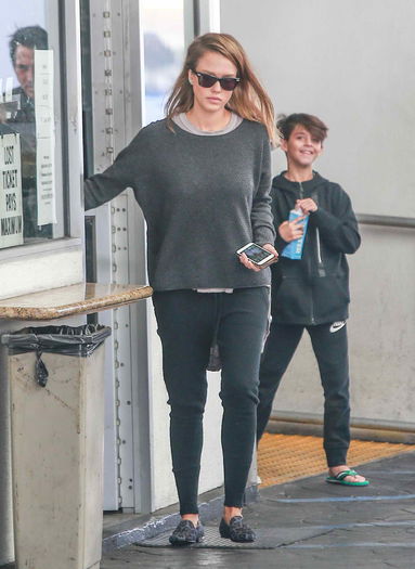 jessica-alba-out-in-beverly-hills-01-04-2016-1