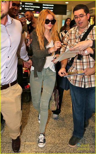 bella-thorne-gregg-debby-gigi-hailee-mmva-airport-arrivals-03